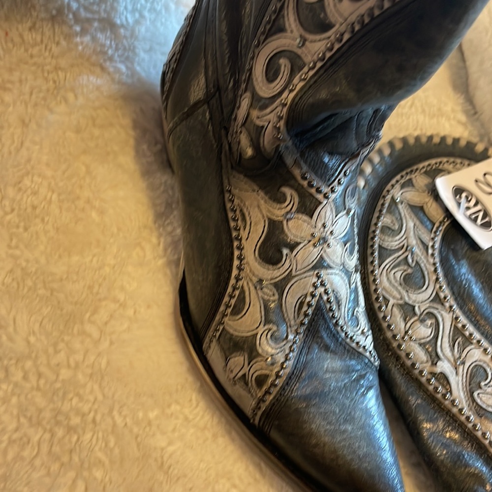 New with tags beautiful detailing in stitching.